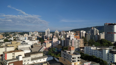 Notícia - Semana terá máximas de 37ºC, chuvas de verão e passagem de frente fria