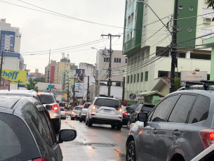 Notícia - Chuva causa alagamentos e tranca rua no centro de Criciúma