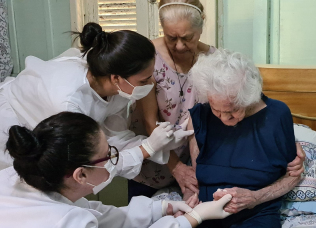 Notícia - Idosa de 104 anos é vacinada contra a Covid-19 em Sombrio 