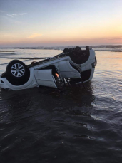 Notícia - Carro amanhece capotado na beira-mar do Rincão 