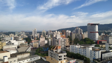 Notícia - Quinta-feira de calor e pancadas de chuva com trovoada na região