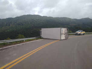 Notícia - Caminhão tomba e por pouco não cai de penhasco na Serra Catarinense 