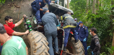 Notícia - Agricultor fica preso em ferragens após pedra desabar em cima de seu trator 