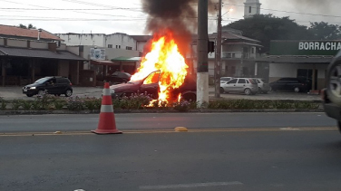 Notícia - Homem ateia fogo no próprio veículo (VÍDEO)