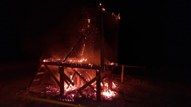 Notícia - Posto de guarda-vidas é destruído por chamas em Balneário Gaivota