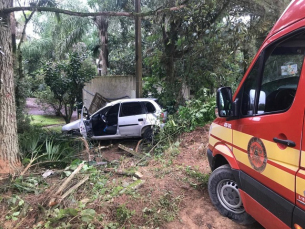 Notícia - Mulher sai da pista, capota o carro e bate em cercado