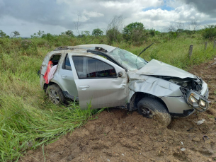 Notícia - Carro capota e motorista morre