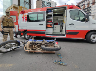 Notícia - Jovem é encaminhado ao Hospital após acidente no Centro de Criciúma