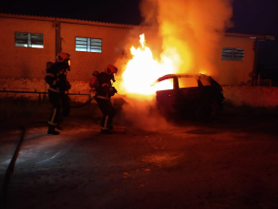 Notícia - Incêndio destrói caminhonete em Criciúma 