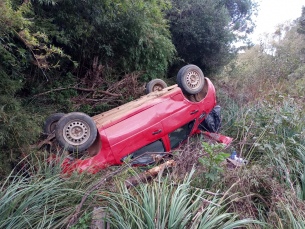 Notícia - Motorista sem habilitação capota veículo na Serra Catarinense