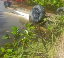 Notícia - Carro com três ocupantes capota e cai em rio em Jaguaruna 