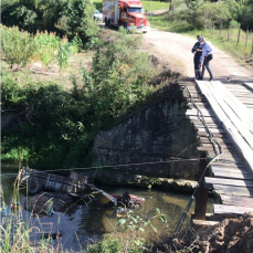 Notícia - Mulher morre ao cair de ponte