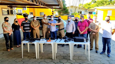 Notícia - Minotto entrega viatura e armamento para Polícia Militar de Forquilhinha