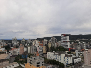 Notícia - Terça-feira deve chegar aos 30ºC