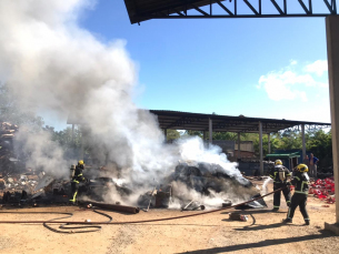 Notícia - Incêndio atinge Comércio de Sucatas em Criciúma