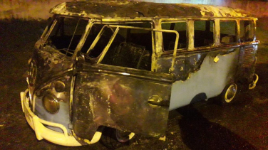 Notícia - Kombi é destruída por chamas em Içara