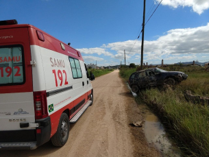 Notícia - Motorista perde o controle capota e colide contra cerca