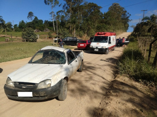 Notícia - Jovem perde o controle e capota veículo