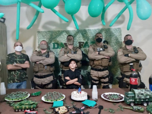 Notícia - Garoto de 8 anos realiza sonho ao receber a Polícia Militar eu seu aniversário 