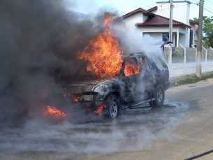 Notícia - Incêndio destrói carro no Balneário Rincão