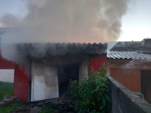 Notícia - Incêndio atinge garagem de residência em Içara 