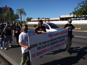 Notícia - Trabalhadores protestam pedindo pela falência da Carbonífera Criciúma