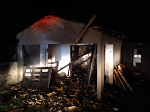 Notícia - Garagem é parcialmente destruída por fogo em município do sul de SC