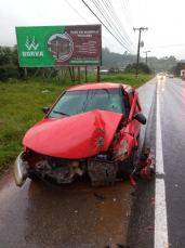 Notícia - Motorista bate em poste e é levado ao hospital