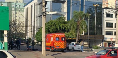 Notícia - Motociclista fica ferido ao bater em caminhão