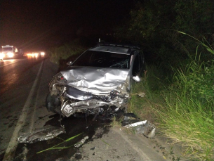 Notícia - Carros batem de frente em rodovia criciumense 