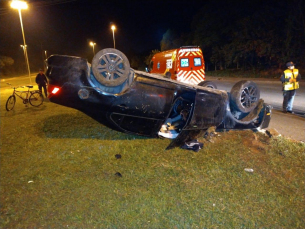 Notícia - Carro capota em rótula de rodovia criciumense