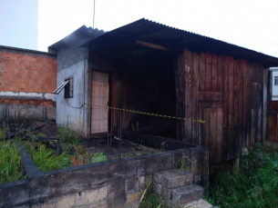 Notícia - Incêndio atinge casa abandonada em Criciúma