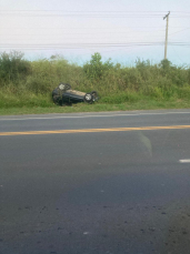 Notícia - Veículo capota em rodovia de Cocal do Sul