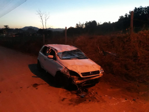 Notícia - Adolescente capota carro em Gravatal