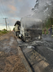 Notícia - Duas pessoas morrem e caminhão pega fogo em acidente no Rincão (VÍDEOS)