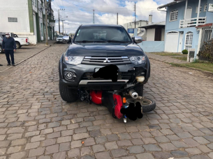 Notícia - Moto vai parar embaixo de caminhonete em acidente na serra catarinense