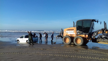 Notícia - Maré sobe e carro atola na beira-mar do Rincão (FOTOS)