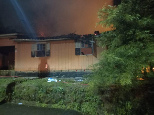 Notícia - Incêndio atinge casa abandonada em Içara 