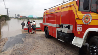 Notícia - Bombeiros resgatam idosa e criança em Morro da Fumaça