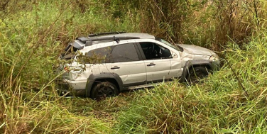 Notícia - Por conta de água na pista, motorista perde o controle do veículo