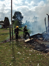 Notícia - Incêndio atinge e destrói residência de madeira em Araranguá