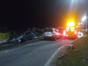 Notícia - Veículos batem de frente em acidente em Laguna 