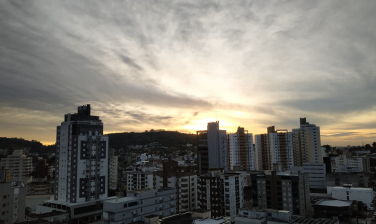 Notícia - Quinta-feira com ventos de quase 70 km/h em Criciúma e região