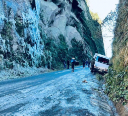 Notícia - Gelo na pista provoca acidente na Serra do Corvo Branco