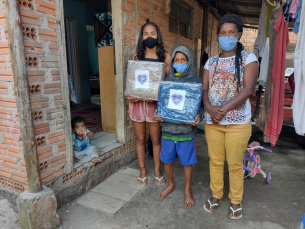 Notícia - LBV entrega190 cobertores a famílias em Criciúma