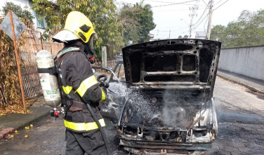 Notícia - Veículo é destruído pelo fogo