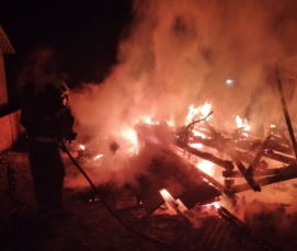 Notícia -  Casa de madeira é destruída em incêndio