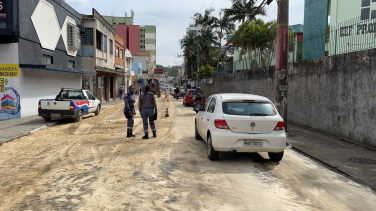 Notícia - Caminhão derrama óleo diesel na pista e deixa região central engarrafada 