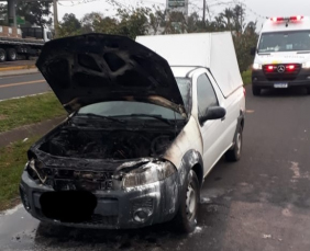 Notícia - Carro pega fogo na BR-101