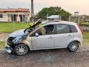 Notícia - Carro é parcialmente destruído pelo fogo 